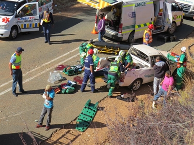 Opvolg: 12 beseer toe bakkie rol