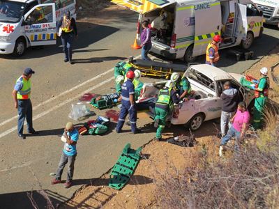 Opvolg: 12 beseer toe bakkie rol