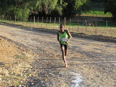 Atlete deurkruis De Rust per fiets en te voet