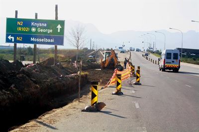Staalstakings vertraag werk by brug
