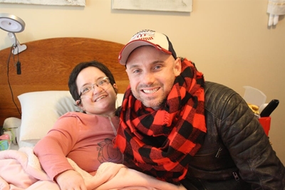 Kahn Morbee visits Hospice patient