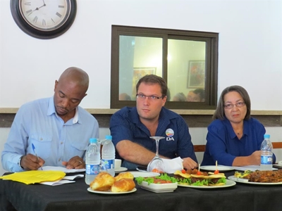 Maimane werf stemme in Oudtshoorn