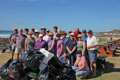 Vrywilligers maak strand skoon