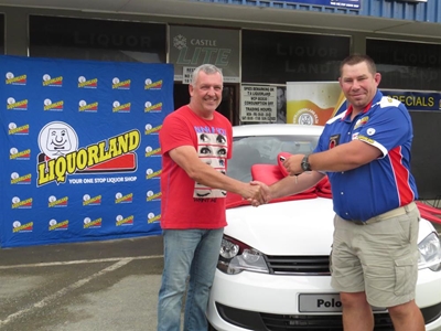 Wenner van motor glimlag breed