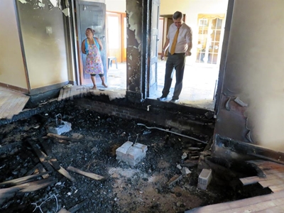 Skoolhoof en gesin blus brand