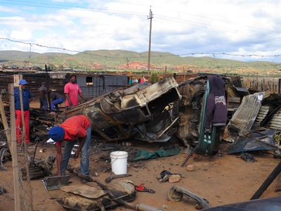 Motors en huis deur brand verwoes