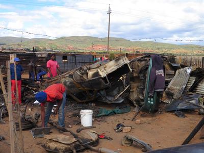 Motors en huis deur brand verwoes