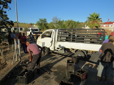 Drie beseer toe bakkie omval