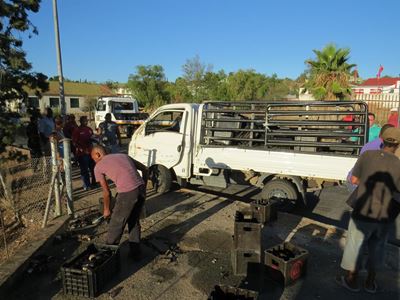 Drie beseer toe bakkie omval