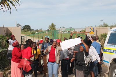 Berry pickers stop picketing