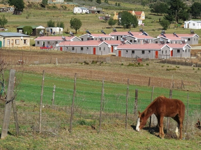 Boer skenk 20 huise aan werkers