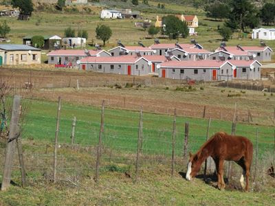 Boer skenk 20 huise aan werkers