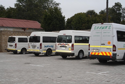 Talle minibusse geskut
