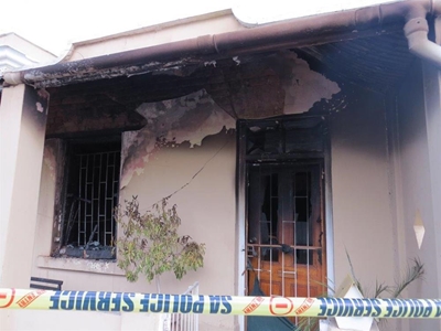 Vrou en hondjie brand dood