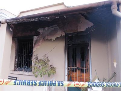 Vrou en hondjie brand dood