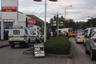 Policeman stabbed with screwdriver, attacker shot