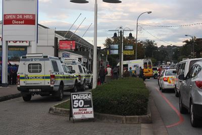Policeman stabbed with screwdriver, attacker shot
