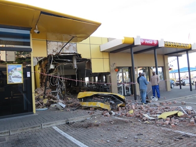 Truck smashes into N2 Sasol restaurant