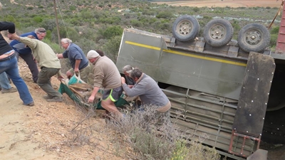 Bokke gered nadat sleepwa omslaan