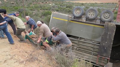 Bokke gered nadat sleepwa omslaan