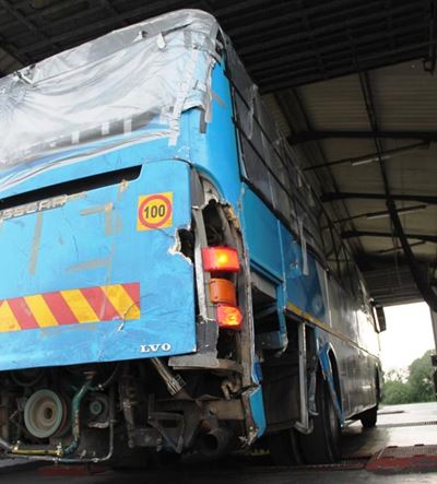 Onpadwaardige bus voorgekeer, geskut