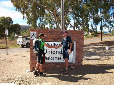 Brawe stappers te voet oor die berg vir Loeriehof