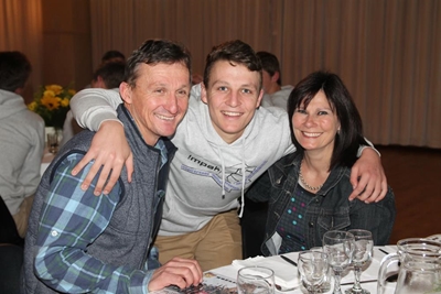 Leerders gee R170 000 vir boere in nood