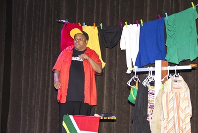 Johnnie Campher vermaak gehoor met komiese staaltjies