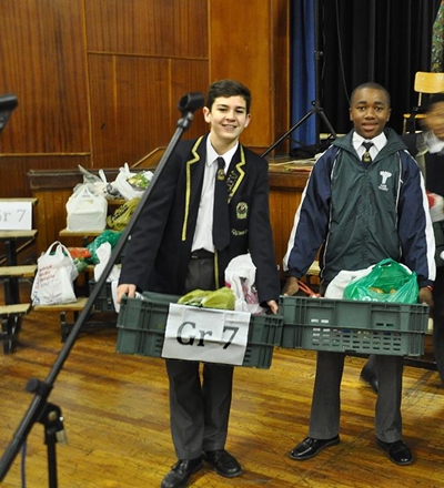 Knysna Primary distributes food