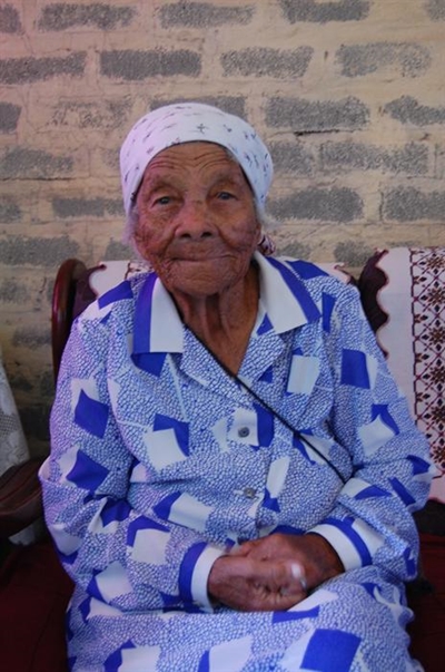 Ouma Leah 104 goue jare
