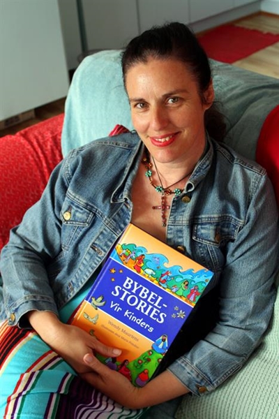 Oud-Struisie illustreer nuwe kinderbybel
