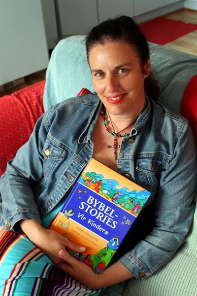 Oud-Struisie illustreer nuwe kinderbybel