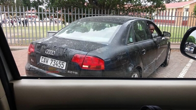 Vrou betrap vermeende dief in haar motor