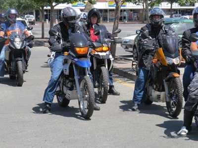 Motorfietsryers skenk aan Kansa