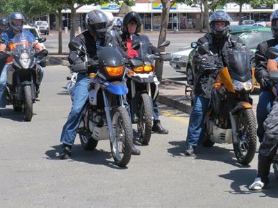 Motorfietsryers skenk aan Kansa
