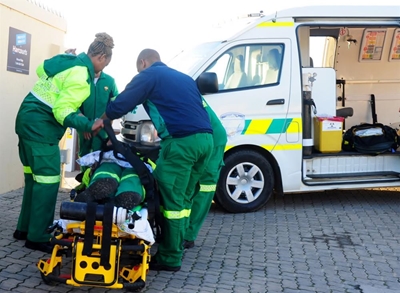 Ambulansman beland in ambulans
