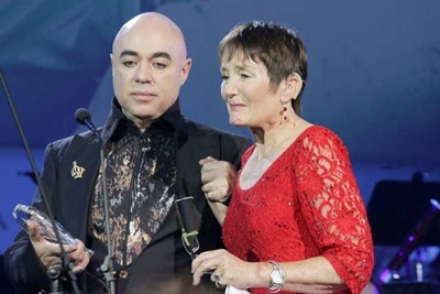 Gaynor Young receives award