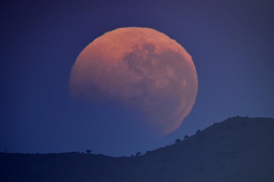 Bloedmaan laat kameras klik