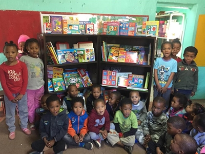 R30 000 se boeke aan kleuterskool geskenk