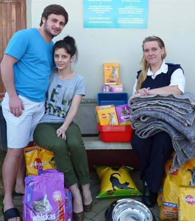 Groot skenking ondersteun Adopt a Kennel