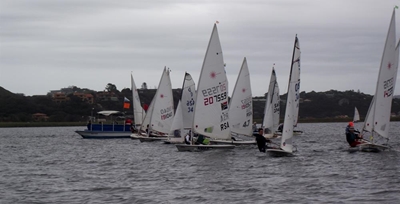 20 boats sail in light southeaster