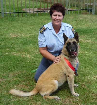 3 medaljes vir polisievrou en haar hond