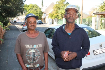 2 wat onder huisarres was soek hulle geld