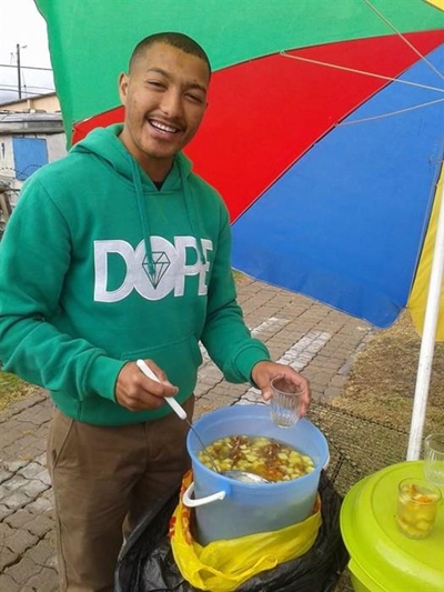 Jong man voor ouerhuis doodgesteek