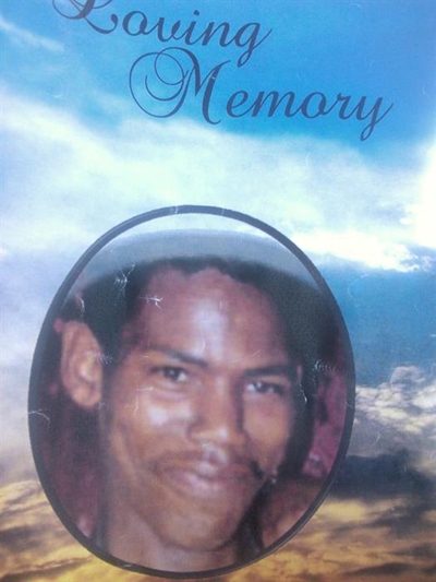 Besighede en inwoners help seun begrawe