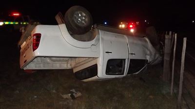 Bakkie rol naby Bakenskraal