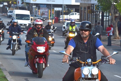 Motorfietsryers kom byeen vir padveiligheid
