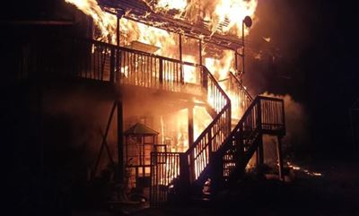 Boer in hospitaal na aanvallers hom skiet en sy huis afbrand in Gauteng