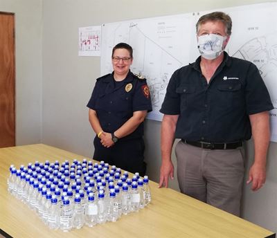 AfriForum skenk handreiniger aan instansies