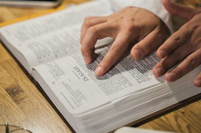 Berei geestelik voor vir Paasfees by voorlesing van Johannes-evangelie